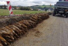 Arsenał niewybuchów pod drogą woj. nr 993 – w sumie 260 pocisków artyleryjskich! (GALERIA) niewybuchy pod drogą