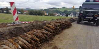 Arsenał niewybuchów pod drogą woj. nr 993 – w sumie 260 pocisków artyleryjskich! (GALERIA) niewybuchy pod drogą
