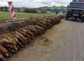 Arsenał niewybuchów pod drogą woj. nr 993 – w sumie 260 pocisków artyleryjskich! (GALERIA) niewybuchy pod drogą