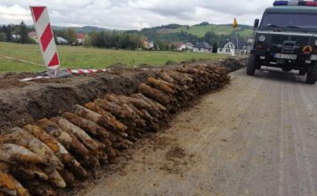 Arsenał niewybuchów pod drogą woj. nr 993 – w sumie 260 pocisków artyleryjskich! (GALERIA) niewybuchy pod drogą