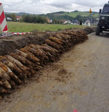 Arsenał niewybuchów pod drogą woj. nr 993 – w sumie 260 pocisków artyleryjskich! (GALERIA) niewybuchy pod drogą
