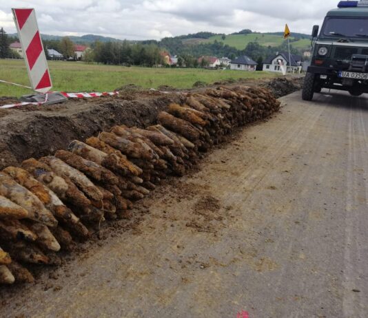 Arsenał niewybuchów pod drogą woj. nr 993 – w sumie 260 pocisków artyleryjskich! (GALERIA) niewybuchy pod drogą
