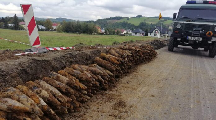 Arsenał niewybuchów pod drogą woj. nr 993 – w sumie 260 pocisków artyleryjskich! (GALERIA) niewybuchy pod drogą