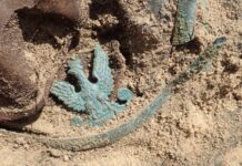 Lubuskie. Zginęli w pierwszy dzień wojny – Polak i Niemiec pochowani razem Polski orzeł wraz z resztą czapki