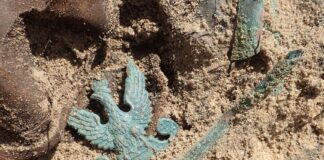 Lubuskie. Zginęli w pierwszy dzień wojny – Polak i Niemiec pochowani razem Polski orzeł wraz z resztą czapki