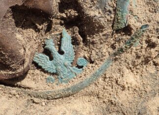 Lubuskie. Zginęli w pierwszy dzień wojny – Polak i Niemiec pochowani razem Polski orzeł wraz z resztą czapki