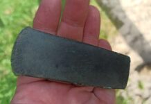 Sensacyjna miedziana siekierka sprzed 6 tys. lat odkryta w Świętokrzyskim siekierka miedziana epoka neolitu