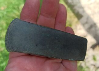 Sensacyjna miedziana siekierka sprzed 6 tys. lat odkryta w Świętokrzyskim siekierka miedziana epoka neolitu