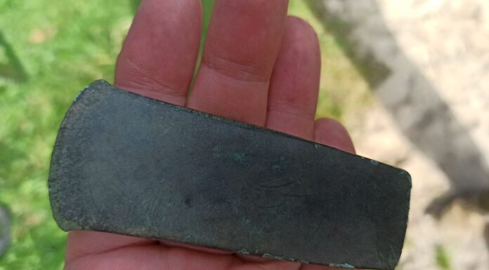 Sensacyjna miedziana siekierka sprzed 6 tys. lat odkryta w Świętokrzyskim siekierka miedziana epoka neolitu