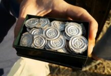 Skarb 750 srebrnych brakteatów w niezwykłym stanie odkrył amator w Czechach (GALERIA+FILM) srebrne brakteaty monety