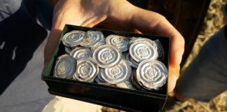 Skarb 750 srebrnych brakteatów w niezwykłym stanie odkrył amator w Czechach (GALERIA+FILM) srebrne brakteaty monety