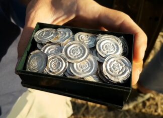 Skarb 750 srebrnych brakteatów w niezwykłym stanie odkrył amator w Czechach (GALERIA+FILM) srebrne brakteaty monety