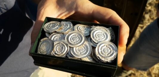Skarb 750 srebrnych brakteatów w niezwykłym stanie odkrył amator w Czechach (GALERIA+FILM) srebrne brakteaty monety