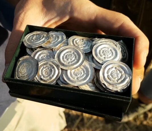 Skarb 750 srebrnych brakteatów w niezwykłym stanie odkrył amator w Czechach (GALERIA+FILM) srebrne brakteaty monety