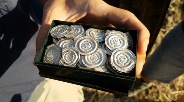 Skarb 750 srebrnych brakteatów w niezwykłym stanie odkrył amator w Czechach (GALERIA+FILM) srebrne brakteaty monety