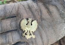 Ślady ciałopalenia zwłok ofiar z 1945 roku w Dolinie Śmierci Polski orzełek wz 27