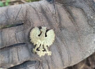 Ślady ciałopalenia zwłok ofiar z 1945 roku w Dolinie Śmierci Polski orzełek wz 27