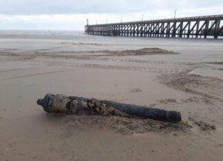 400-letnie działo okrętowe wyrzucone na brzeg przez morze! armata na plaży