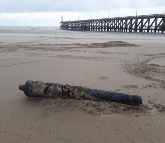 400-letnie działo okrętowe wyrzucone na brzeg przez morze! armata na plaży