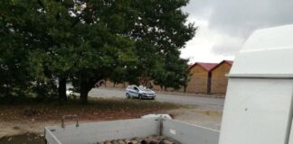 Transakcja życia… przyjął zapłatę za drewno w pociskach! pociski artyleryjskie na samochodzie