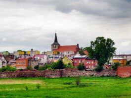 Czy kościół i zamek w Skarszewach łączył tunel? – Ustalą to archeolodzy! (FILM) Panorama Skarszew wraz z obwarowaniami