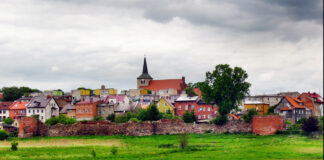 Czy kościół i zamek w Skarszewach łączył tunel? – Ustalą to archeolodzy! (FILM) Panorama Skarszew wraz z obwarowaniami