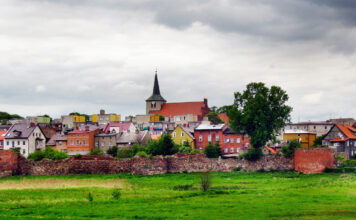 Czy kościół i zamek w Skarszewach łączył tunel? – Ustalą to archeolodzy! (FILM) Panorama Skarszew wraz z obwarowaniami