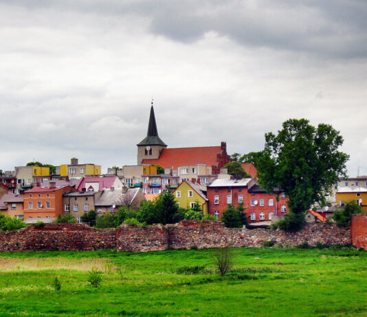 Czy kościół i zamek w Skarszewach łączył tunel? – Ustalą to archeolodzy! (FILM) Panorama Skarszew wraz z obwarowaniami