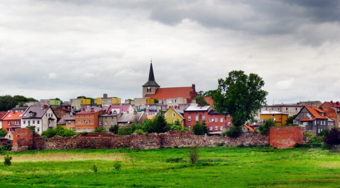 Czy kościół i zamek w Skarszewach łączył tunel? – Ustalą to archeolodzy! (FILM) Panorama Skarszew wraz z obwarowaniami