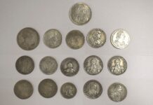 Kierowca próbował przemycić w portfelu 16 srebrnych monet (GALERIA + FILM) carskie srebrne monety przejęte przez celników