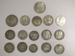 Kierowca próbował przemycić w portfelu 16 srebrnych monet (GALERIA + FILM) carskie srebrne monety przejęte przez celników