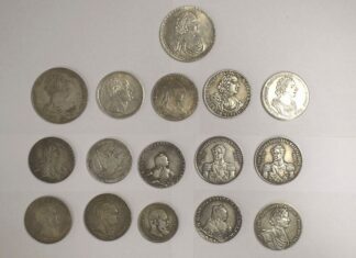 Kierowca próbował przemycić w portfelu 16 srebrnych monet (GALERIA + FILM) carskie srebrne monety przejęte przez celników