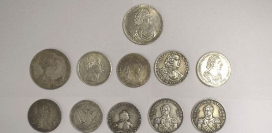 Kierowca próbował przemycić w portfelu 16 srebrnych monet (GALERIA + FILM) carskie srebrne monety przejęte przez celników