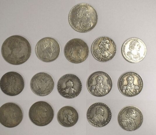 Kierowca próbował przemycić w portfelu 16 srebrnych monet (GALERIA + FILM) carskie srebrne monety przejęte przez celników