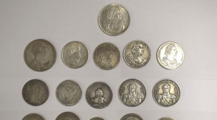 Kierowca próbował przemycić w portfelu 16 srebrnych monet (GALERIA + FILM) carskie srebrne monety przejęte przez celników