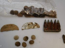 Ziemia ukazała tajemnicę sprzed lat – znaleziono trzech żołnierzy niemiecki nieśmiertelnik guziki