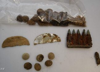 Ziemia ukazała tajemnicę sprzed lat – znaleziono trzech żołnierzy niemiecki nieśmiertelnik guziki