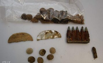 Ziemia ukazała tajemnicę sprzed lat – znaleziono trzech żołnierzy niemiecki nieśmiertelnik guziki