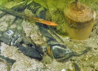 Litwa. Średniowieczny rycerz z uzbrojeniem odkryty na dnie jeziora (GALERIA)