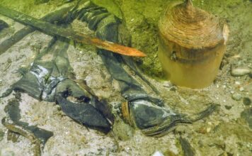 Litwa. Średniowieczny rycerz z uzbrojeniem odkryty na dnie jeziora (GALERIA)