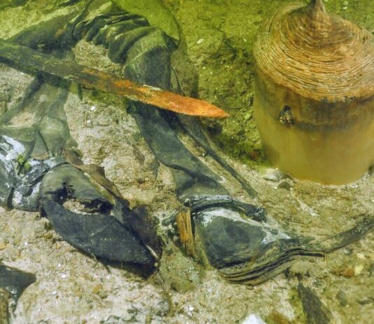 Litwa. Średniowieczny rycerz z uzbrojeniem odkryty na dnie jeziora (GALERIA)