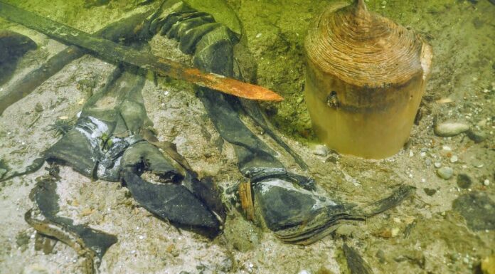 Litwa. Średniowieczny rycerz z uzbrojeniem odkryty na dnie jeziora (GALERIA)