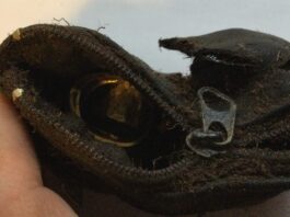 Znalazł wykrywaczem saszetkę pełną biżuterii! saszetka ze złotem znaleziona wykrywaczem