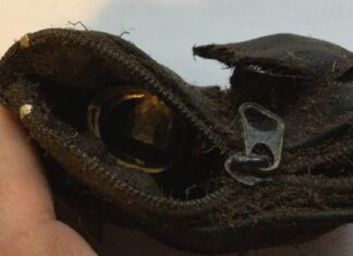 Znalazł wykrywaczem saszetkę pełną biżuterii! saszetka ze złotem znaleziona wykrywaczem