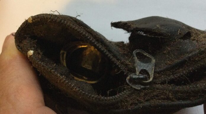 Znalazł wykrywaczem saszetkę pełną biżuterii! saszetka ze złotem znaleziona wykrywaczem