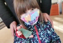 Pięciolatka znalazła na spacerze archeologiczny zabytek sprzed 3 tys. lat! siekierka z epoki brazu dziewczynka Żarów