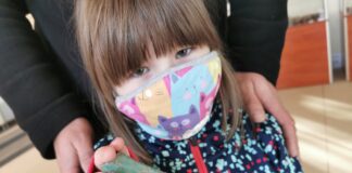 Pięciolatka znalazła na spacerze archeologiczny zabytek sprzed 3 tys. lat! siekierka z epoki brazu dziewczynka Żarów