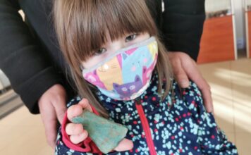 Pięciolatka znalazła na spacerze archeologiczny zabytek sprzed 3 tys. lat! siekierka z epoki brazu dziewczynka Żarów