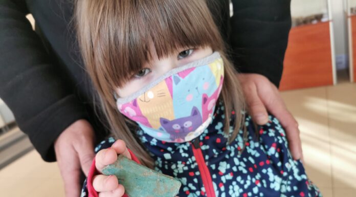 Pięciolatka znalazła na spacerze archeologiczny zabytek sprzed 3 tys. lat! siekierka z epoki brazu dziewczynka Żarów