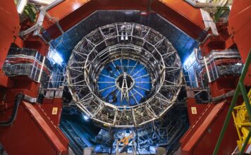 ALICJA w Wielkim Zderzaczu Hadronów nasłuchuje rozmowy dziwnej materii eksperyment Alice Alicja Wielki Zderzacz Hadronów LHC CERN